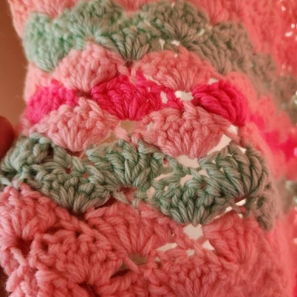 Vintage pastel shell pattern crochet handmade blanket large pink green striped t - Picture 1 of 4